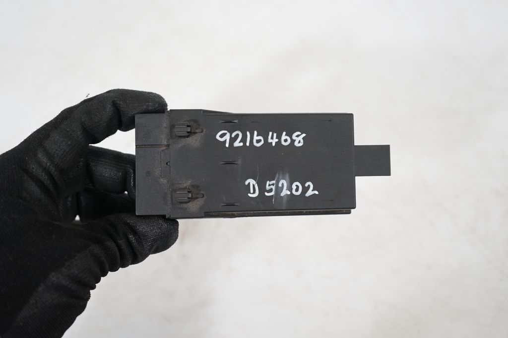 Seat heating relay (8)