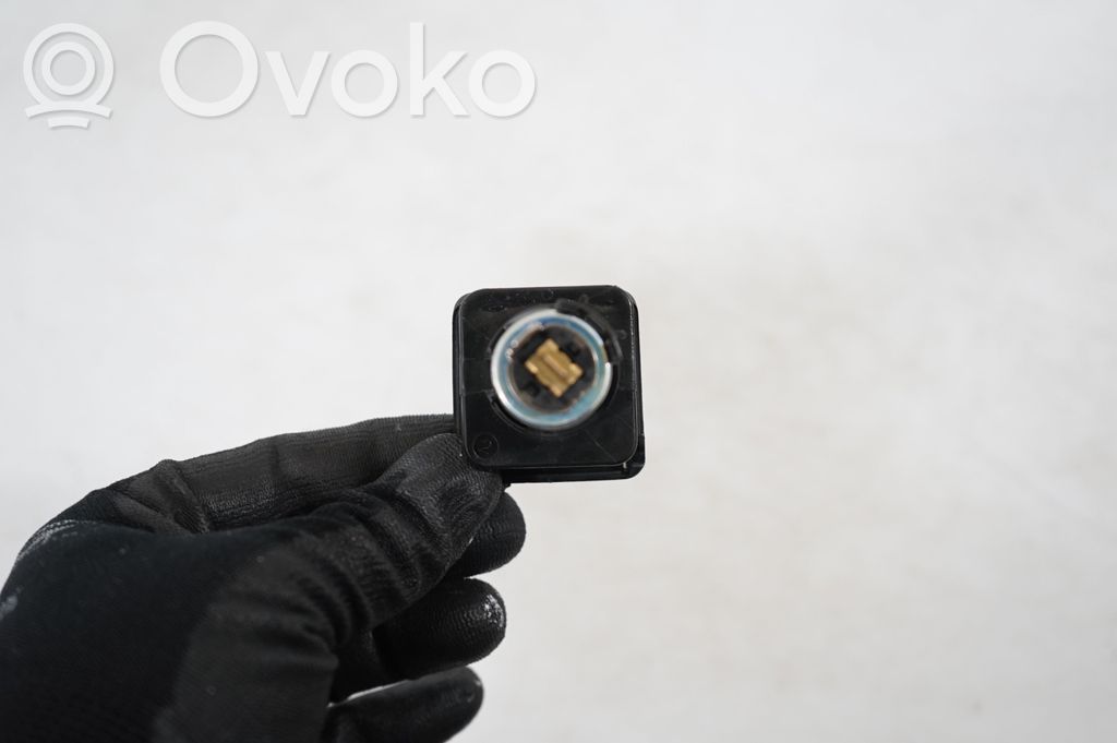 12 V Socket (rear) (6)