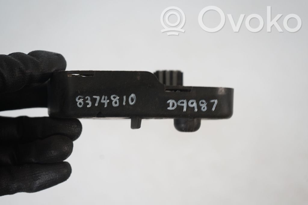 Tail light bulb cover holder (8)