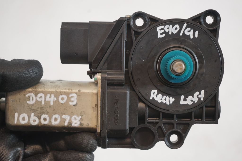 Rear door window regulator with motor (9)