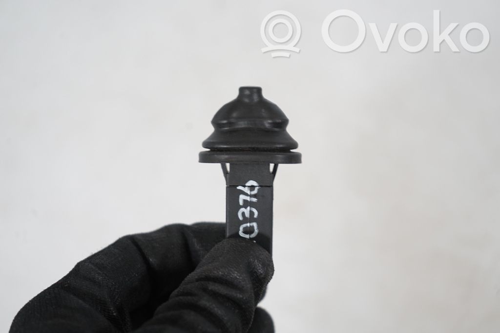 Fuel tank cap lock (6)