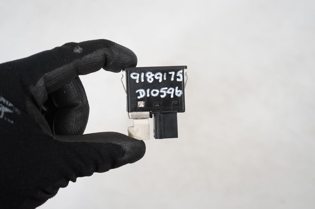 AUX in-socket connector (9)