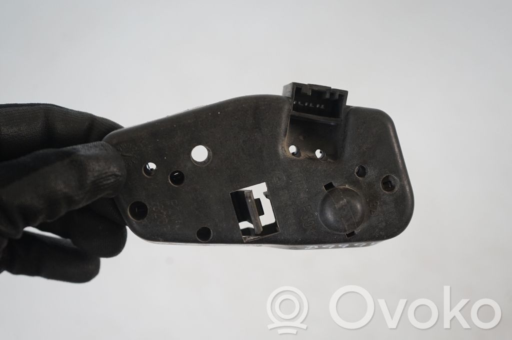 Tail light bulb cover holder (7)