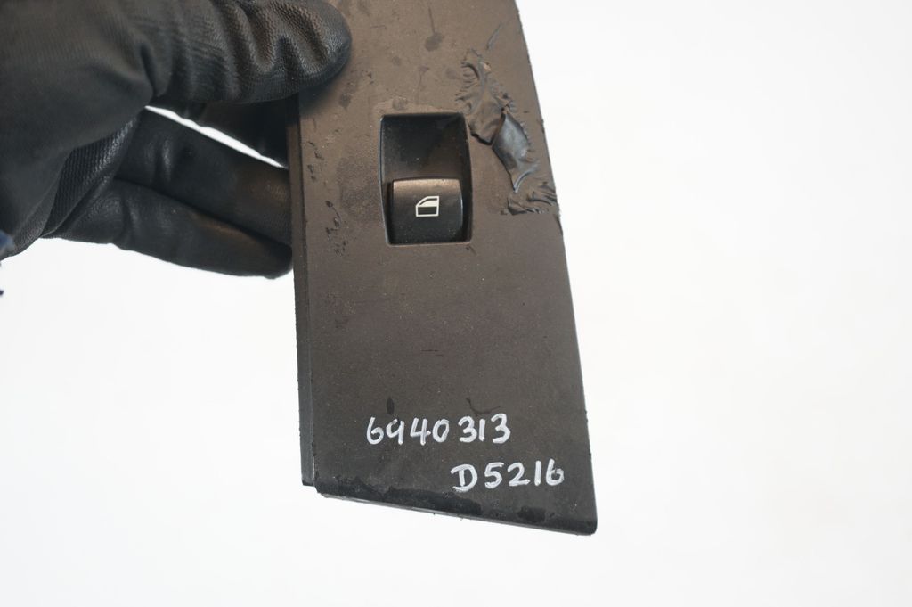 Electric window control switch (8)