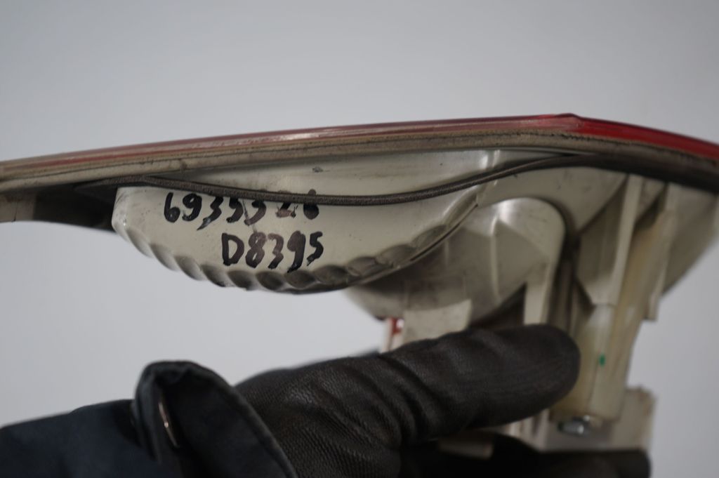 Tailgate rear/tail lights (6)