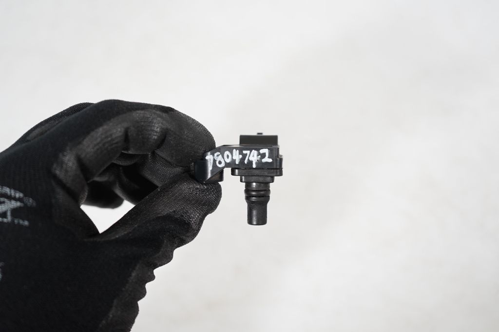 Air pressure sensor (8)