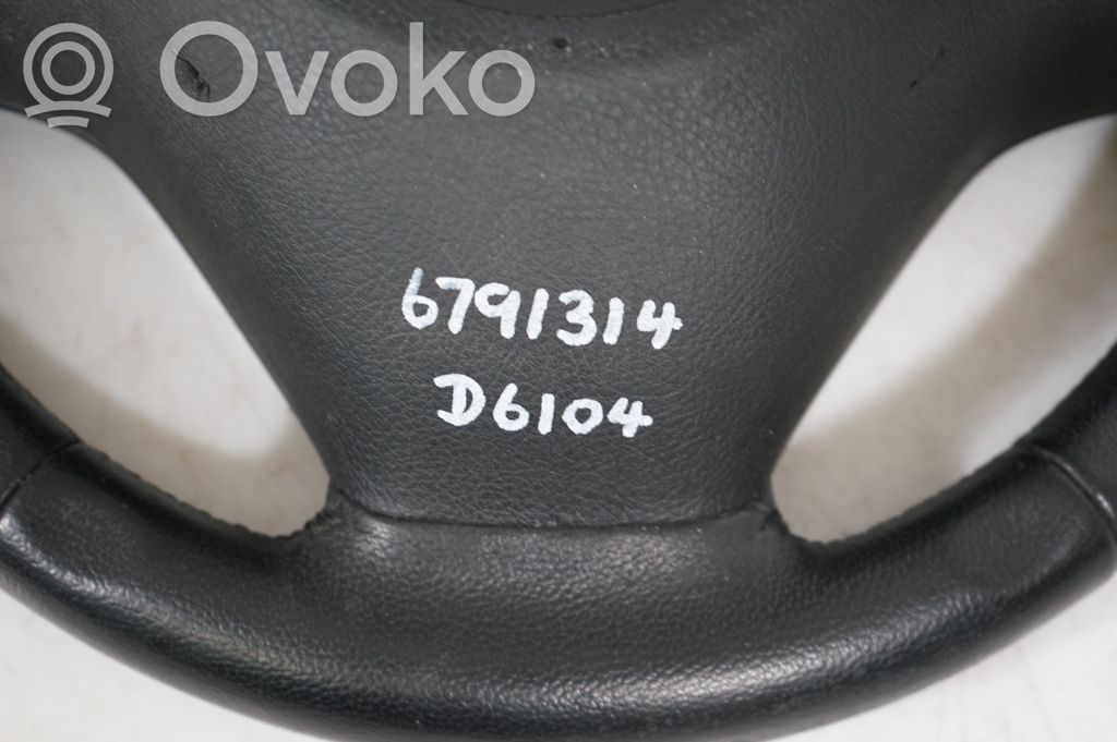 Steering wheel (10)
