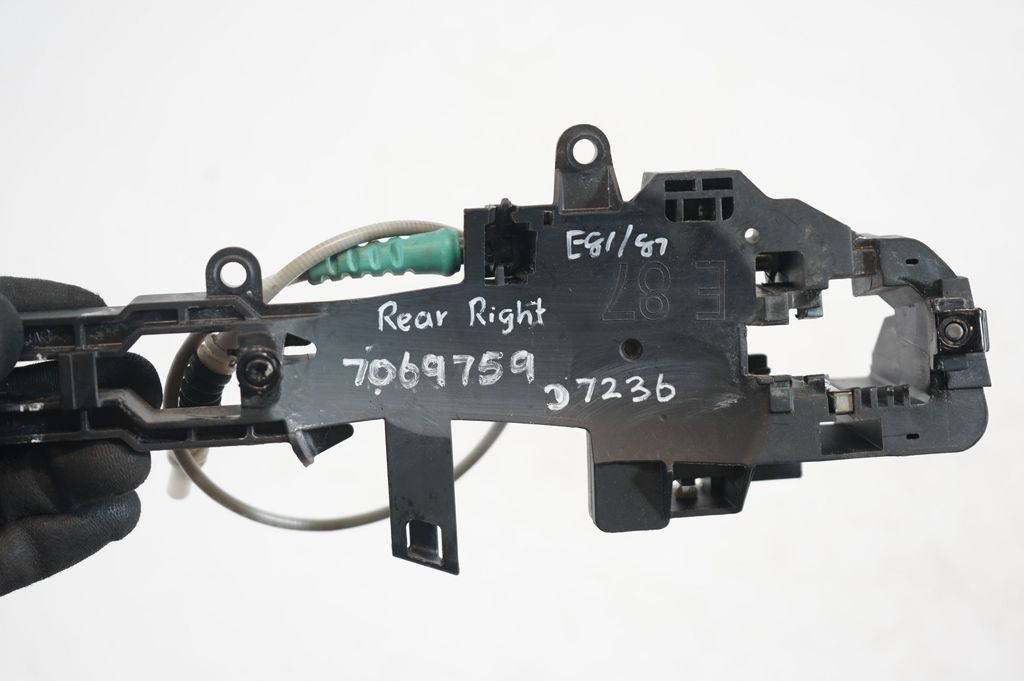 Rear door exterior handle/bracket (7)