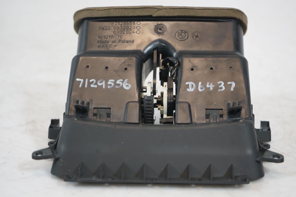 Rear air vent grill (9)