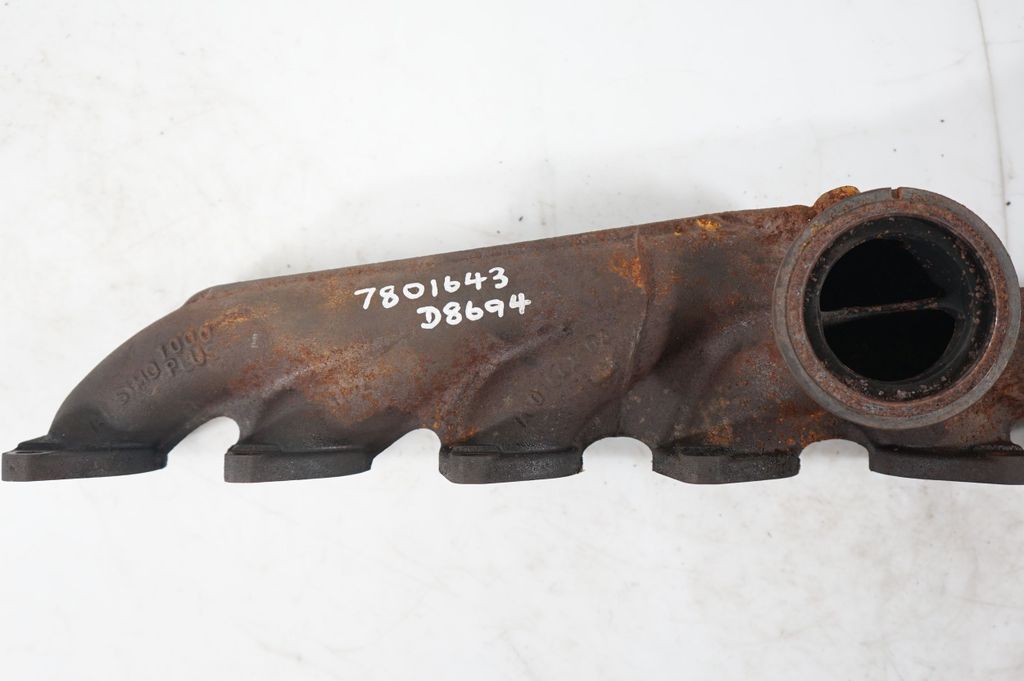Exhaust manifold (9)