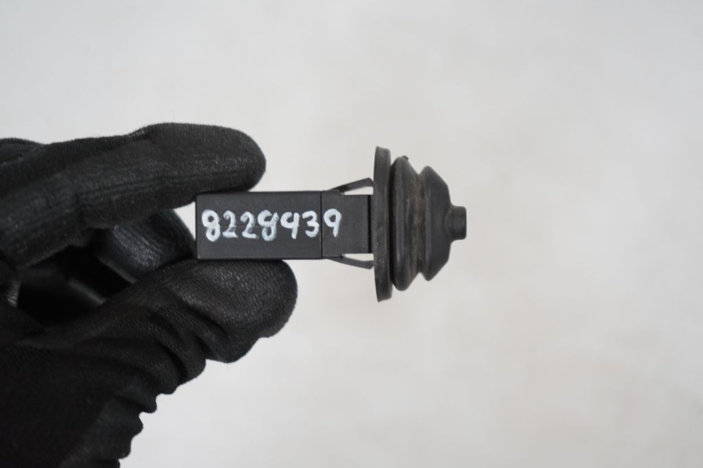 Fuel tank cap lock (8)