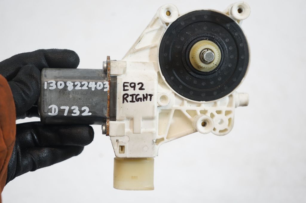 Front door window regulator with motor (8)