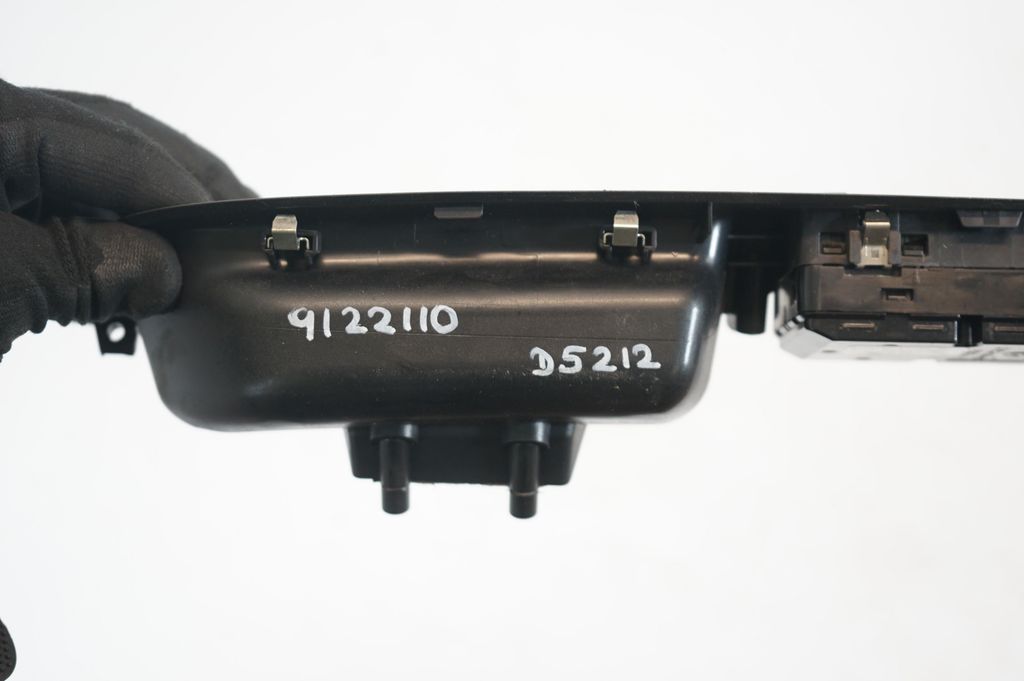 Electric window control switch (8)