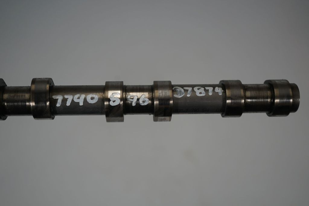 Camshaft (7)