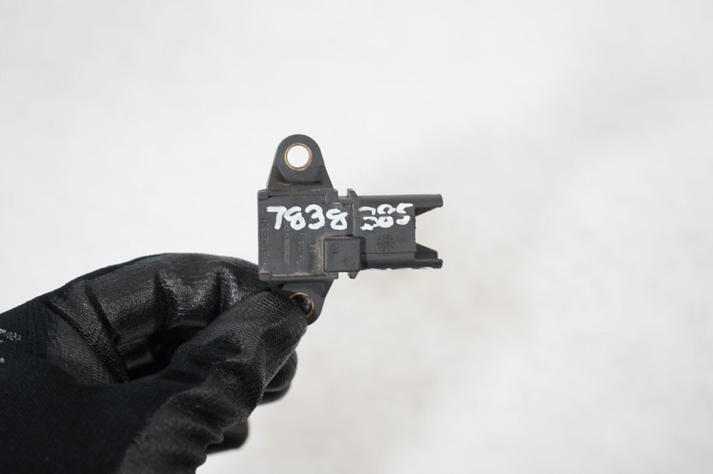 Crankshaft position sensor (10)