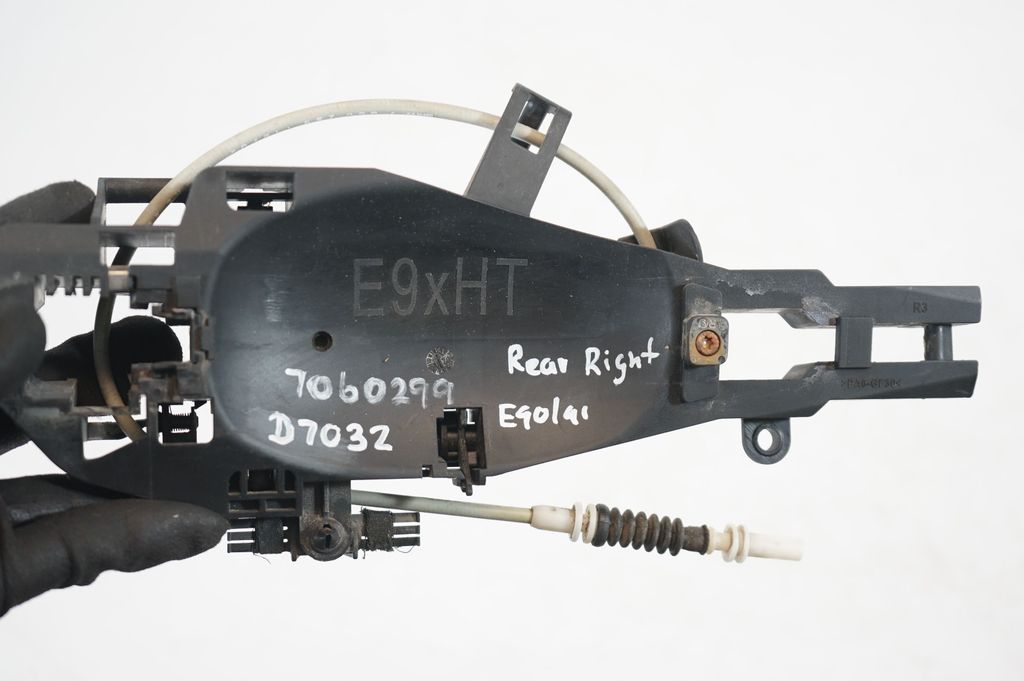 Rear door exterior handle/bracket (7)