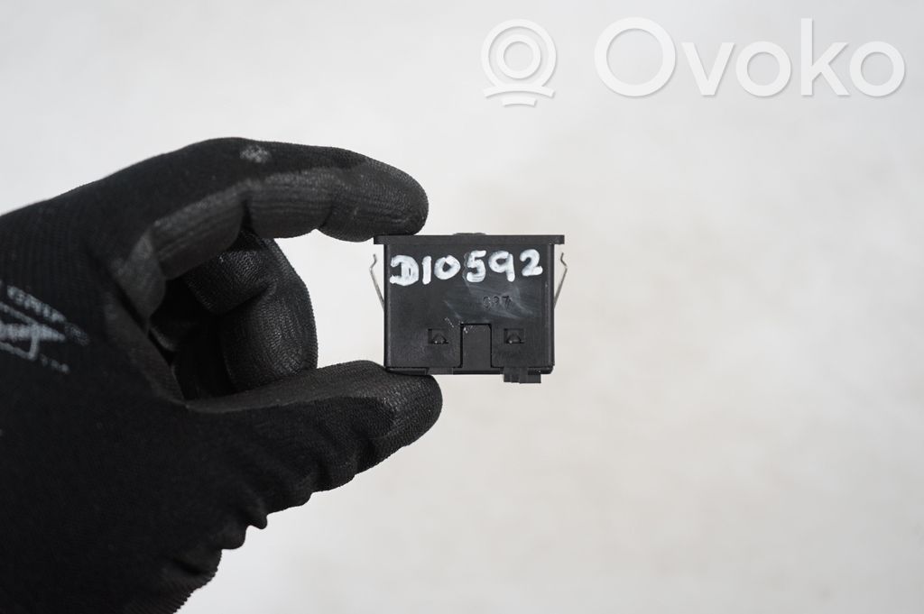 AUX in-socket connector (7)