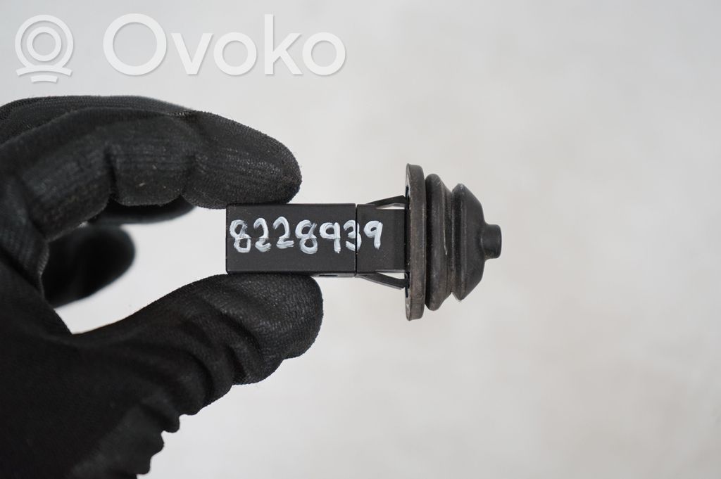 Fuel tank cap lock (8)