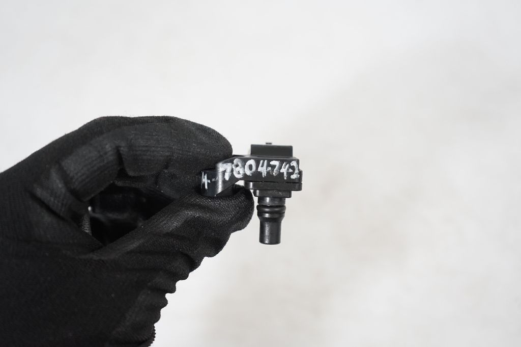 Air pressure sensor (9)