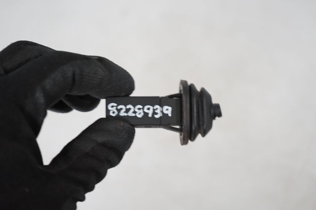 Fuel tank cap lock (8)