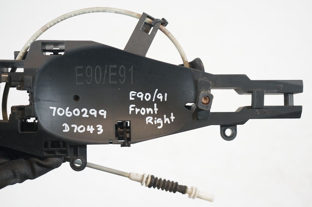 Rear door exterior handle/bracket (7)