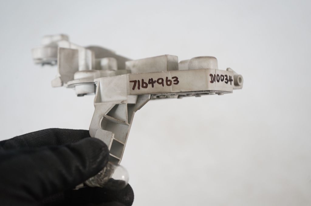 Tail light bulb cover holder (8)