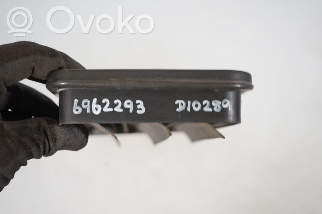 Quarter panel pressure vent (8)