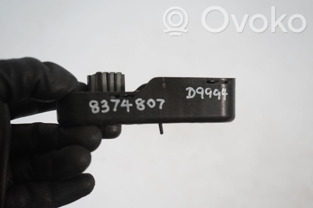 Tail light bulb cover holder (8)