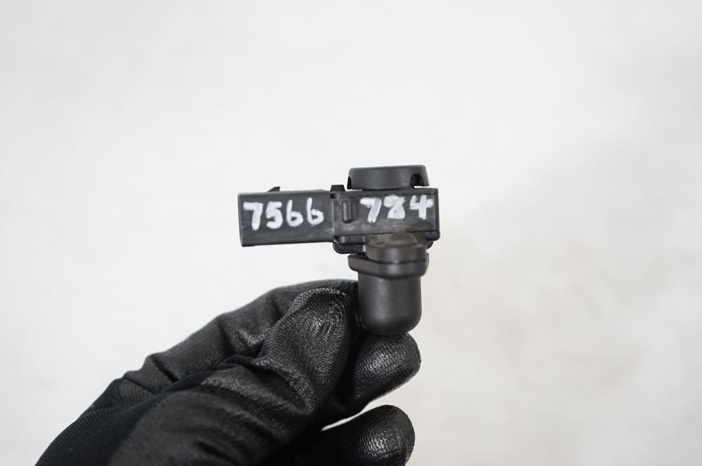Air pressure sensor (11)