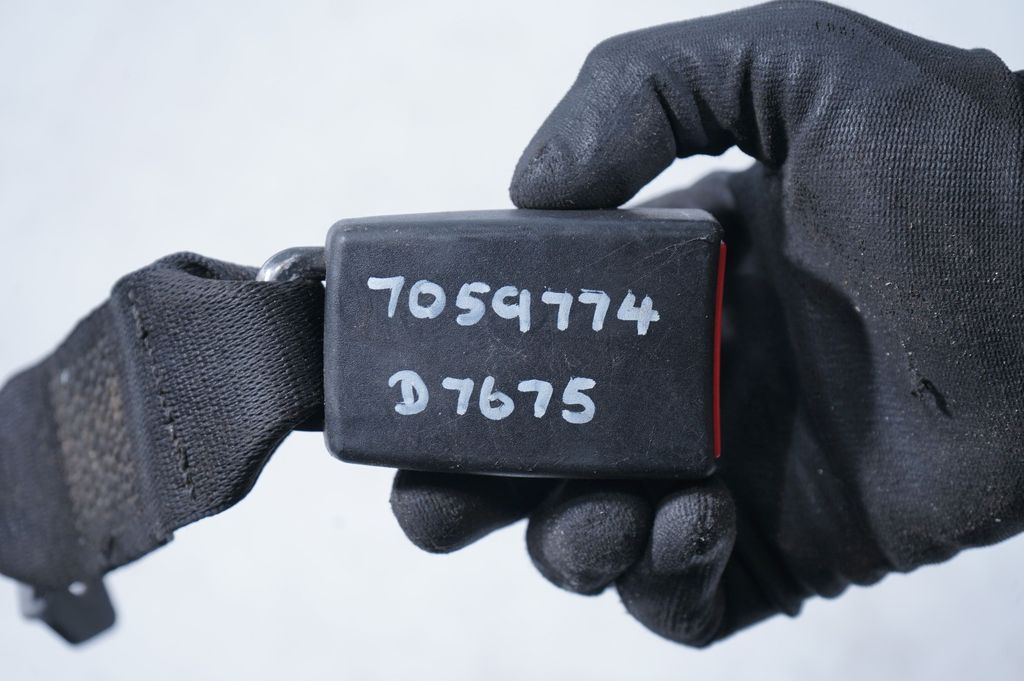 Rear seatbelt buckle (7)