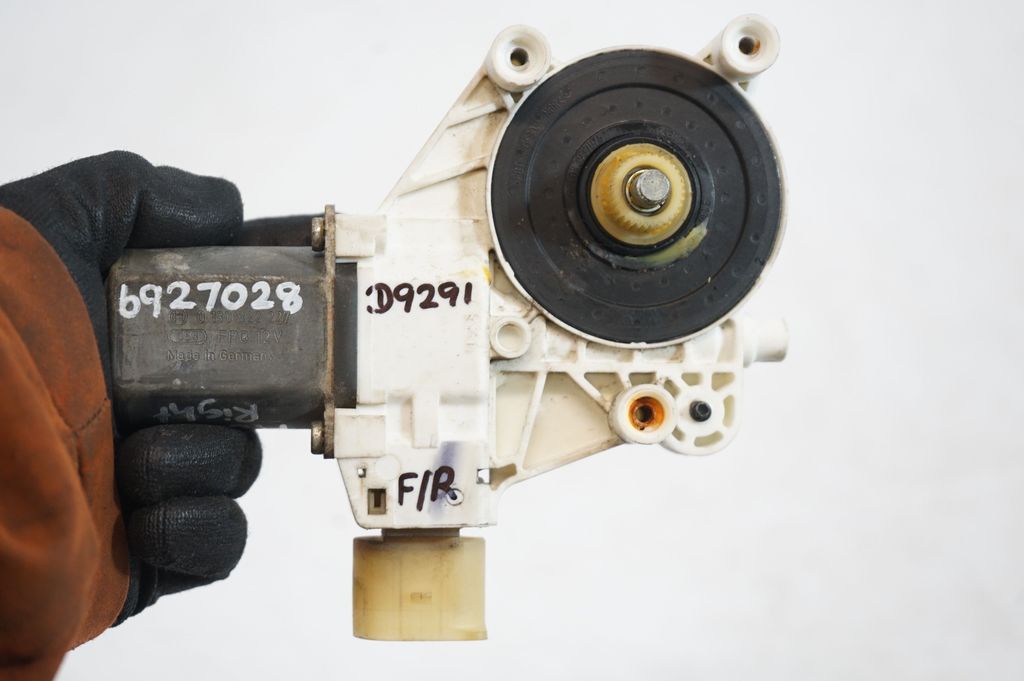 Front door window regulator with motor (7)