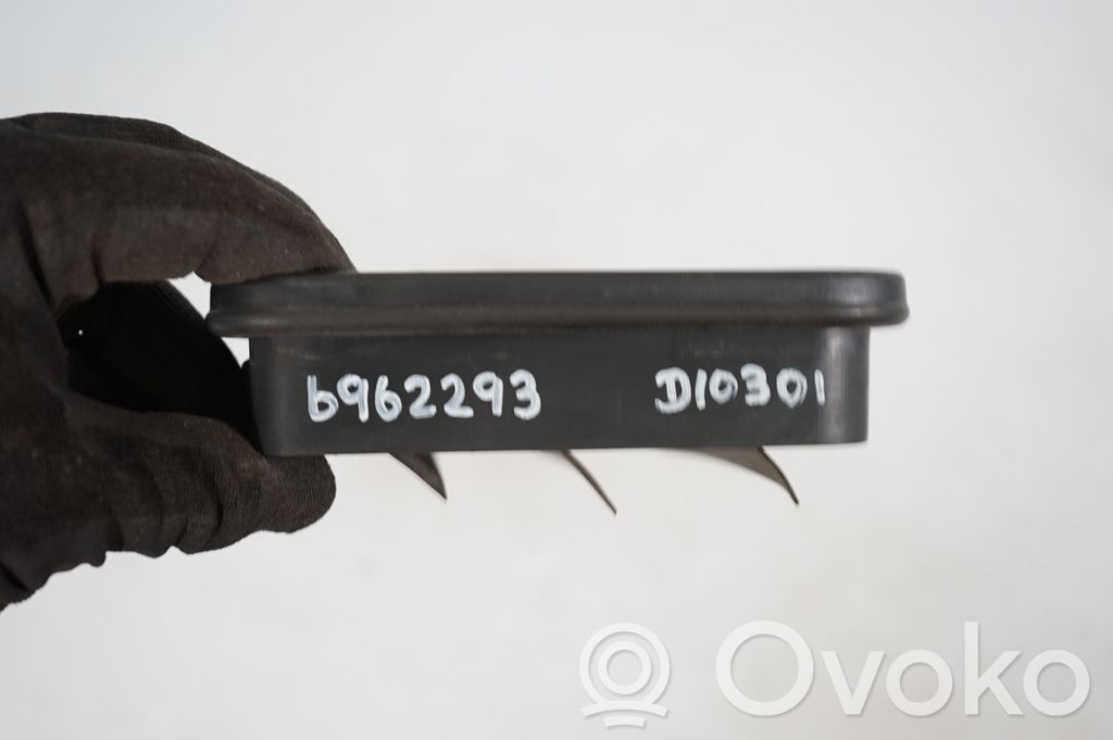 Quarter panel pressure vent (8)