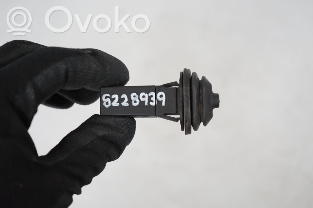 Fuel tank cap lock (8)