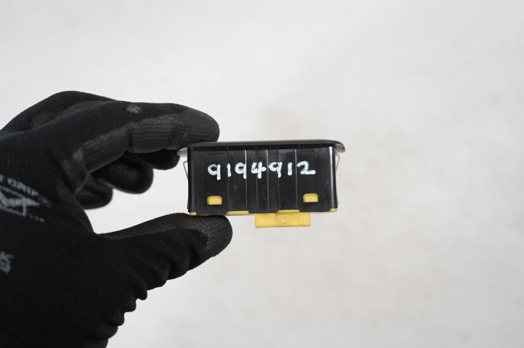 Tailgate opening switch (9)