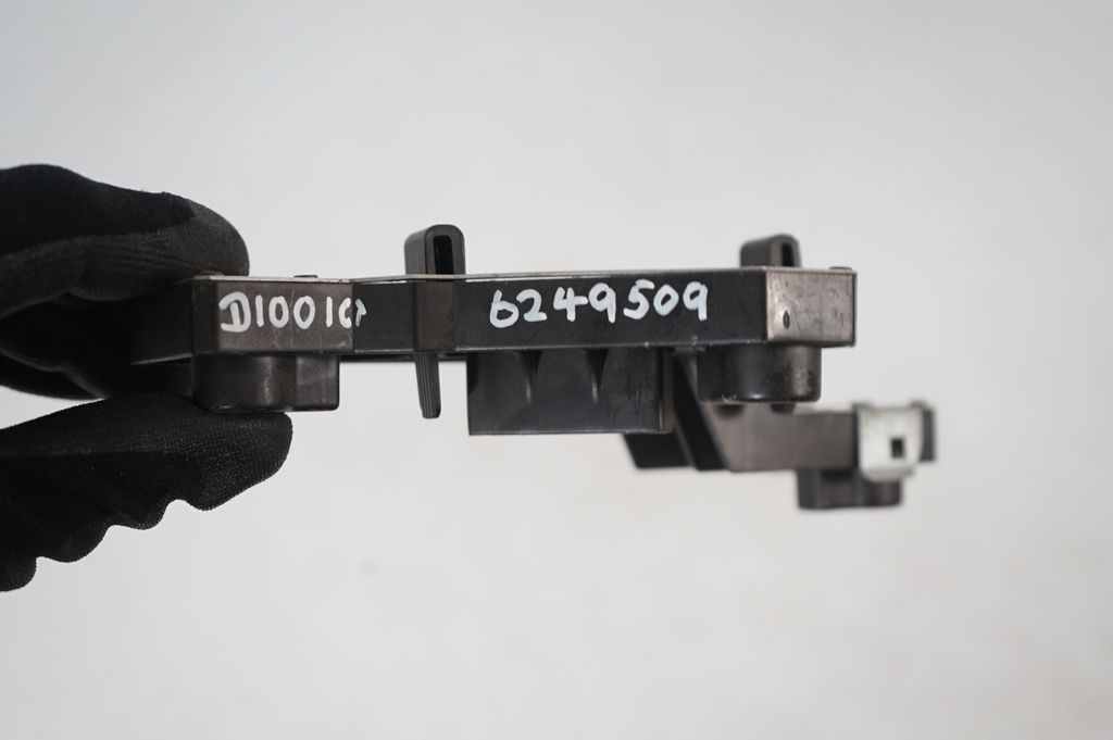 Tail light bulb cover holder (8)