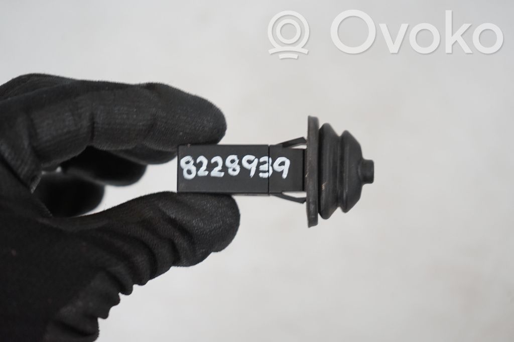 Fuel tank cap lock (9)