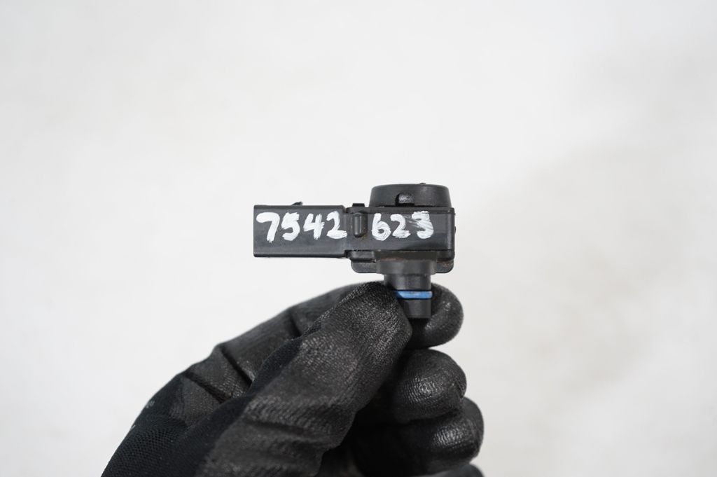 Air pressure sensor (7)