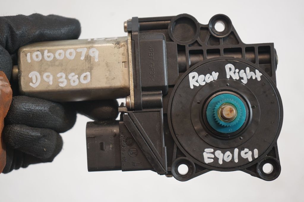 Rear door window regulator with motor (9)