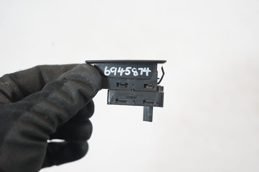 Electric window control switch (8)