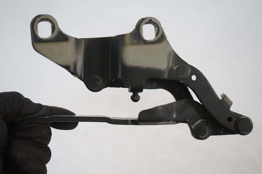Engine bonnet/hood hinges (7)
