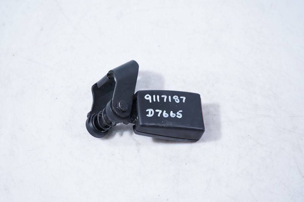 Rear seatbelt buckle (7)