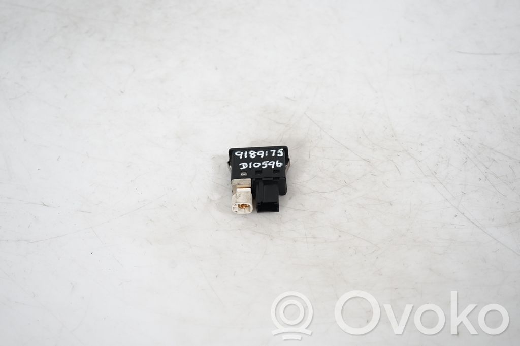 AUX in-socket connector