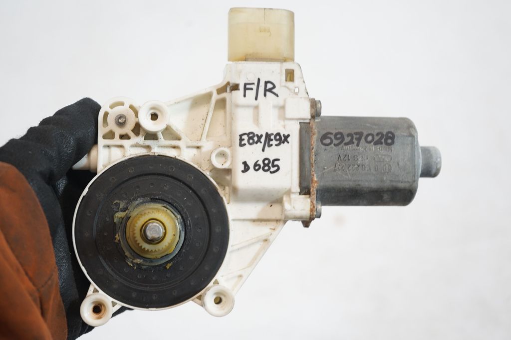 Front door window regulator with motor (8)