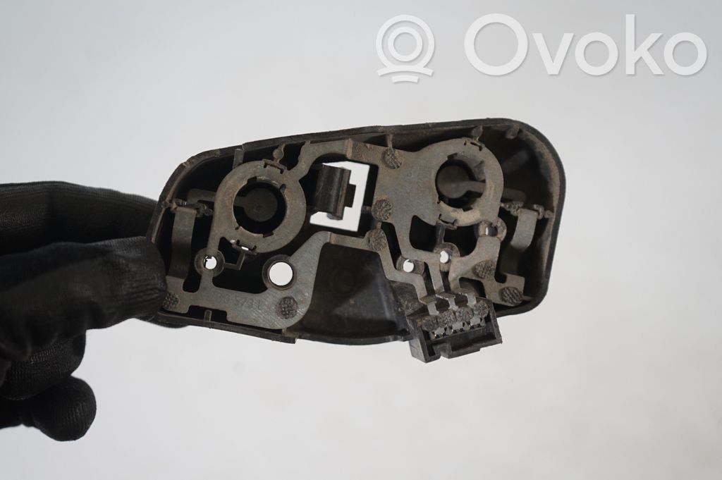 Tail light bulb cover holder (6)