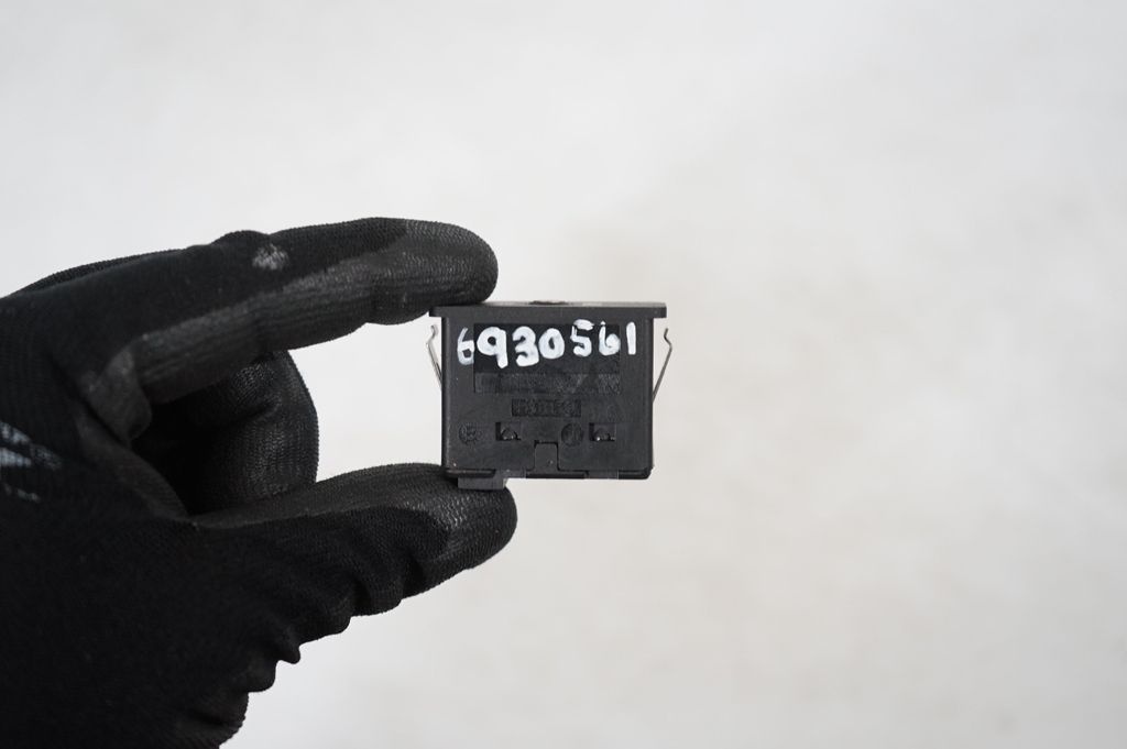 AUX in-socket connector (8)