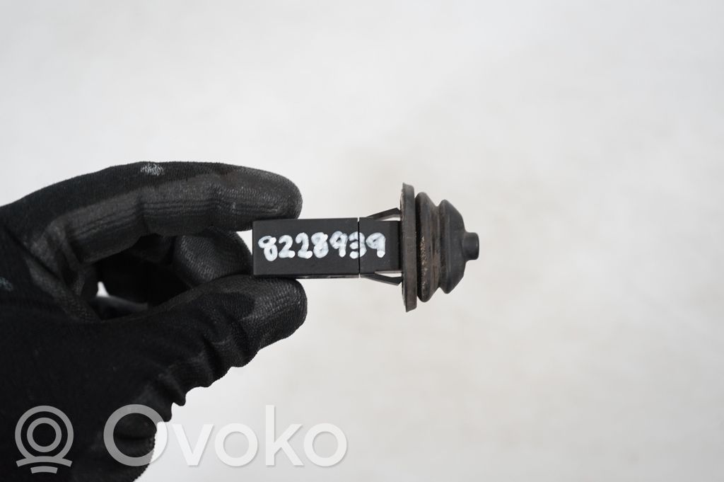 Fuel tank cap lock (8)