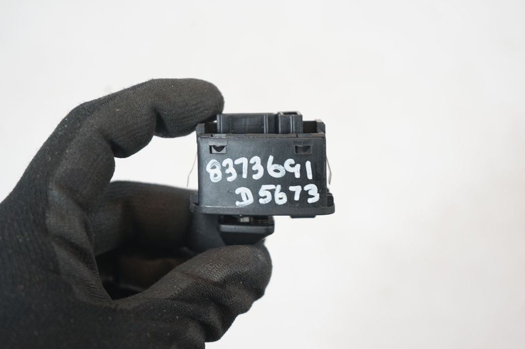 Wing mirror switch (8)