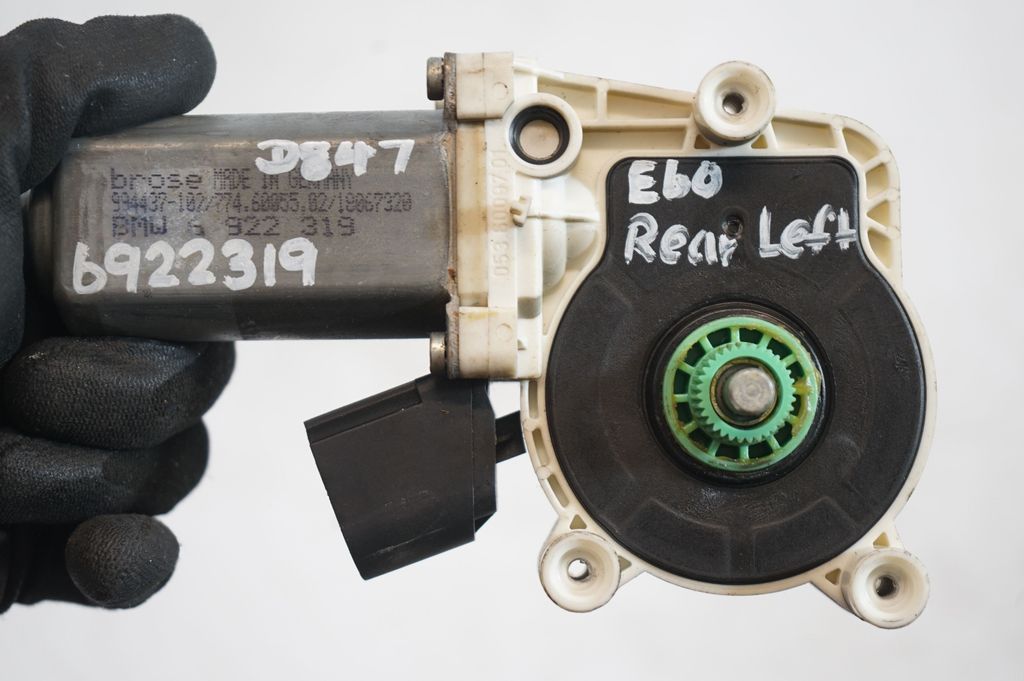 Rear door window regulator with motor (8)