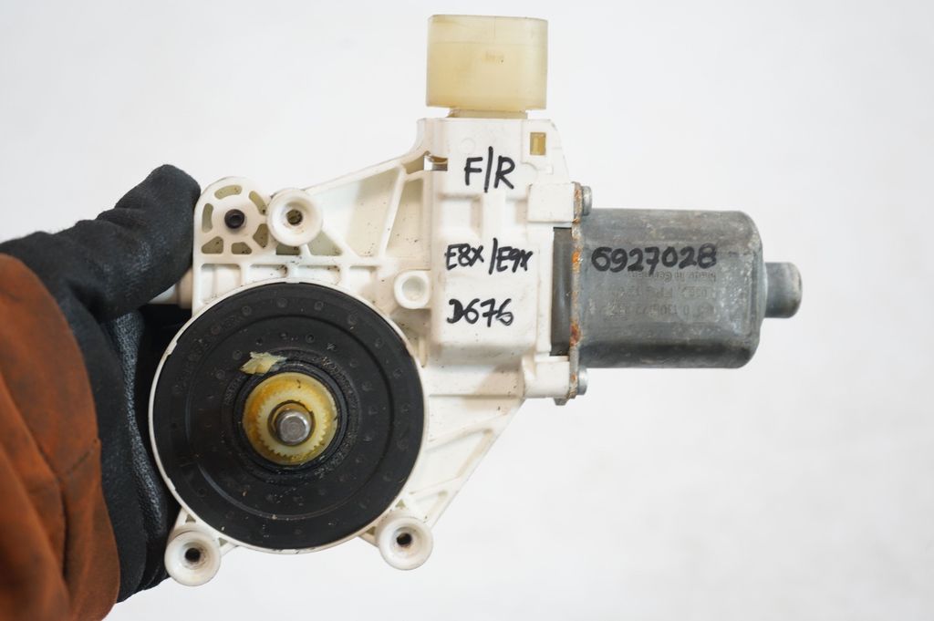 Front door window regulator with motor (8)