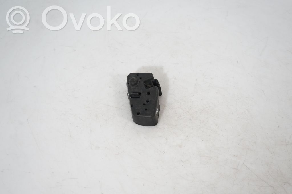 Tail light bulb cover holder (6)